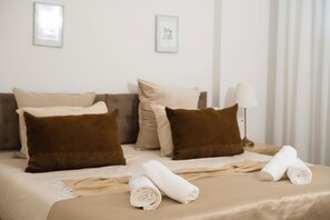 1 غرفة نوم وخزنة داخل الغرفة ومكواة/لوح كي وسرير سفر