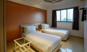 Desk, laptop workspace, free WiFi - Rester Select Chakan (Pune)