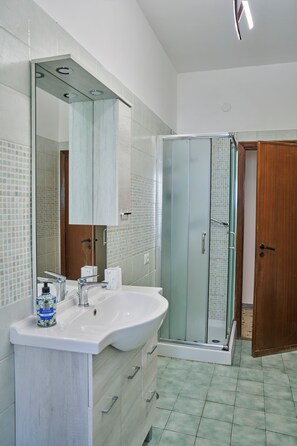 Unclassified image, 4 of 11, button - Pozzuoli apartment, a stone's throw from the metro (Pozzuoli)