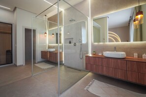 Haartrockner, Handtücher, Seife, Toilettenpapier