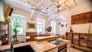 Een moderne keuken met een centraal eiland, een ingebouwde oven en een groot raam.