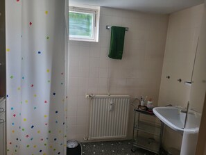 Dusche, Handtücher, Toilettenpapier