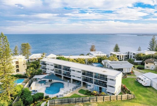 Pacific View has Spa Sauna Pool table tennis & is Non Smoking Accommodation.