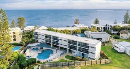 Pacific View has Spa Sauna Pool table tennis & is Non Smoking Accommodation.