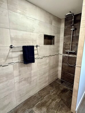 Douche, sèche-cheveux, serviettes fournies, papier toilette