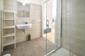 Dusche, Haartrockner, Bidet, Handtücher
