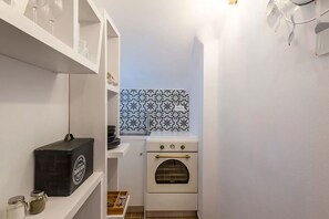 Coffee/tea maker, fridge, microwave, oven - Villa Sean with pool - My Rental Homes (Akrotíri)