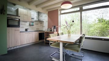Een koelkast, een oven, een kookplaat, een vaatwasser