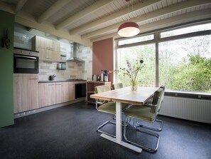 Coffee/tea maker, fridge, oven, stovetop