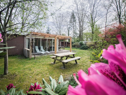 Schönes Ferienhaus mit großem Garten, überdachter Terrasse und viel Privatsphäre.