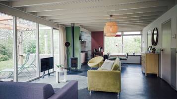 Een smart-tv en een stereo