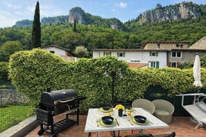 Unclassified image, 5 of 49, button