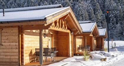 Freistehende komfortable Hütte in der Natur, panoramischer Bergblick von der Terrasse, gemütlicher Komfort für jede Jahreszeit.