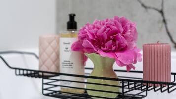 Deluxe Apartment, Garden View | Bathroom amenities