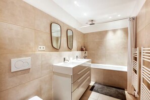Hair dryer, towels, soap - APARTMENT. GARDEN. NEUILLY- SUR - SEINE. 5 MIN FROM PARIS (Neuilly-sur-Seine)