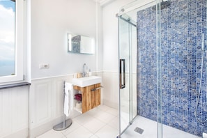 Douche, sèche-cheveux, bidet, serviettes fournies