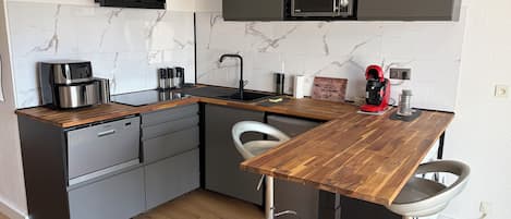 Mikrobølgeovn, kokeplater og oppvaskmaskin