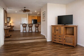 Huoneisto, useita sänkyjä, lanai, näköala golfkentälle (Waikoloa Colony Villas 805) | Oleskelualue