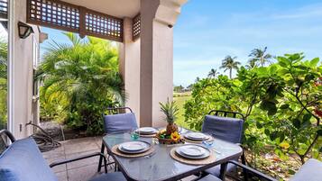 Kondominium, Beberapa Tempat Tidur, beranda, pemandangan lapangan golf (Waikoloa Colony Villas 805) | Tempat makan outdoor
