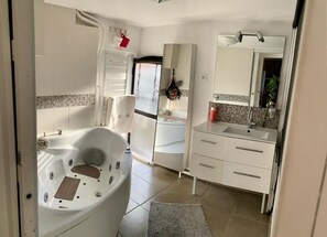 Jetted bath, hair dryer, towels, soap - Comfortable, bright and furnished family duplex - T3 Porte de Versailles. (Paris)