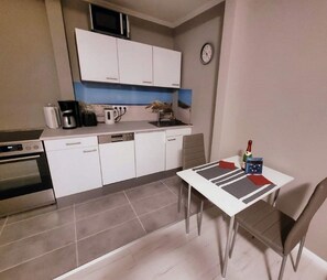 Fridge, microwave, oven, stovetop - Centrally located vacation apartment "Windsbraut" 42 m², first floor, 800 m to the beach (Büsum)