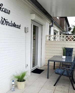 Outdoor dining - Centrally located vacation apartment "Windsbraut" 42 m², first floor, 800 m to the beach (Büsum)