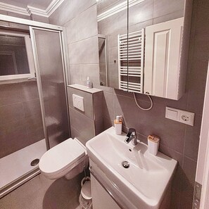 Shower, hair dryer - Centrally located vacation apartment "Windsbraut" 42 m², first floor, 800 m to the beach (Büsum)