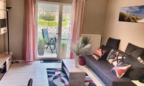 TV - Centrally located vacation apartment "Windsbraut" 42 m², first floor, 800 m to the beach (Büsum)
