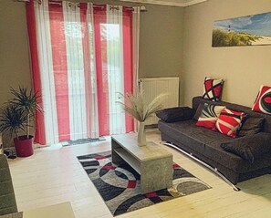 TV - Centrally located vacation apartment "Windsbraut" 42 m², first floor, 800 m to the beach (Büsum)