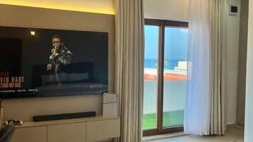 Estudio de lujo, balcón, vistas al mar | Tabla de planchar con plancha y wifi gratis