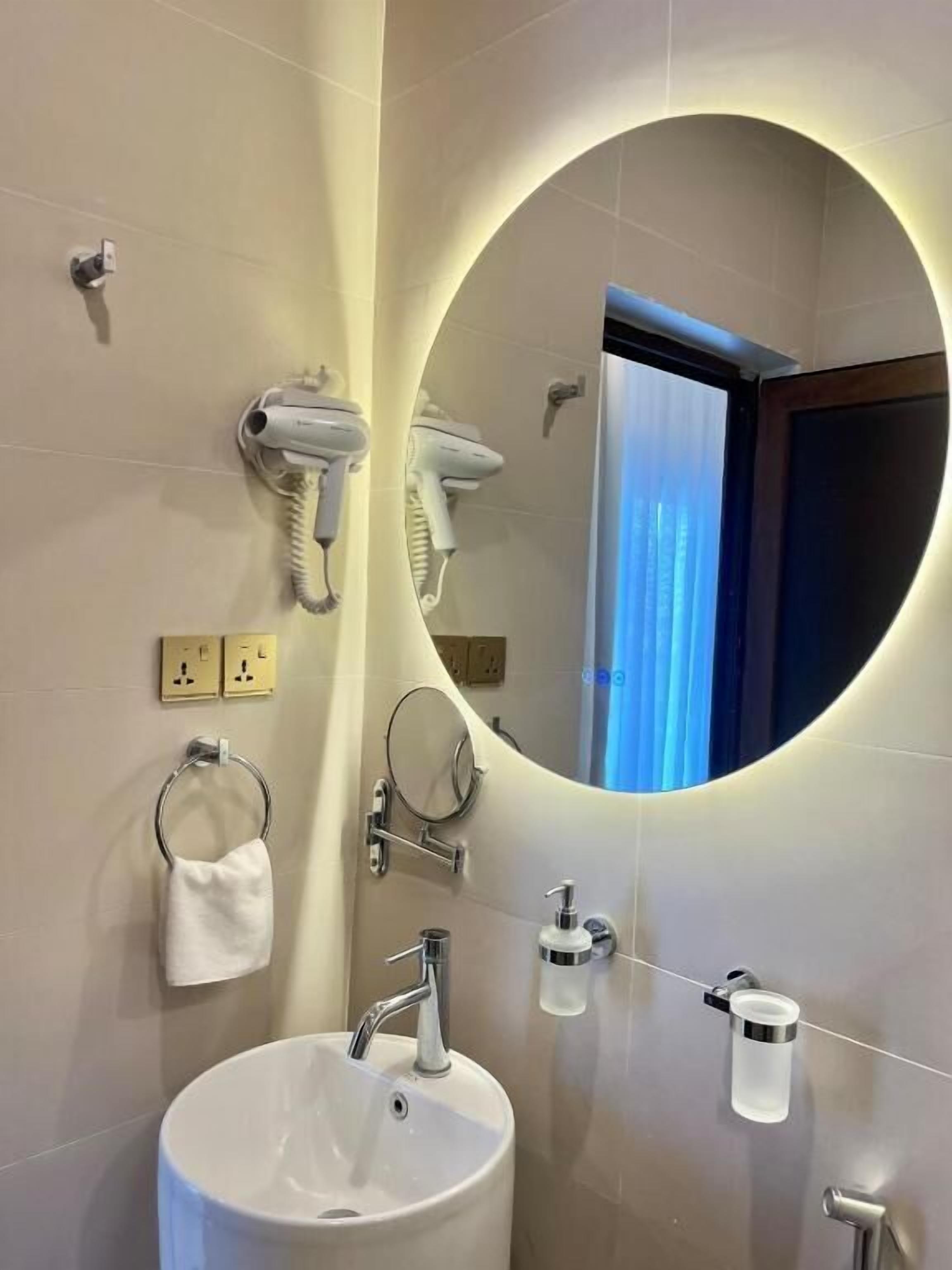 Luxury-Studio, Balkon, Meerblick | Badezimmer | Kostenlose Toilettenartikel, Haartrockner, Seife, Shampoo