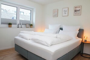 1 bedroom, travel cot, free WiFi, bed sheets - Küste33/8 - North Sea time on the dyke. Sauna. Beach chair. Balcony. (Tossens)