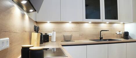 Fridge, oven, stovetop, dishwasher