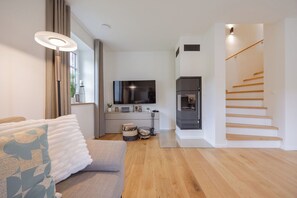 TV, fireplace, books - Villa Schlossallee Rügen - thatch on the golf course. Sauna. Sea view. (Lohme)