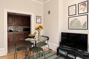 Dining - Flat Clapham Junction one bedroom, living room. Kitchen, washing machine,  WiFi. (London)