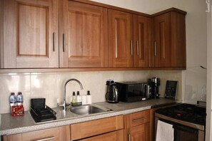 Private kitchen - Flat Clapham Junction one bedroom, living room. Kitchen, washing machine,  WiFi. (London)