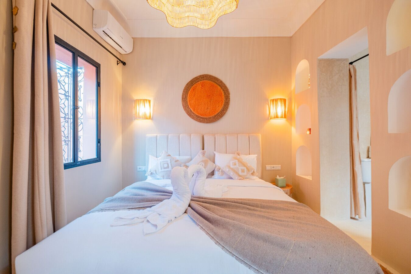 4 habitaciones, escritorio y tabla de planchar con plancha 