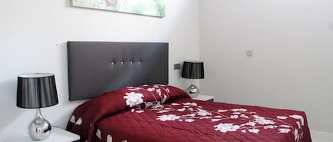 Iron/ironing board, Internet, bed sheets