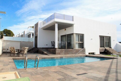 5 Bed 4 Bath Villa, Private Pool, Modern, All Amenities, Pau26 Villamartin