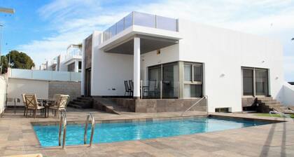 5 Bed 4 Bath Villa, Private Pool, Modern, All Amenities, Pau26 Villamartin