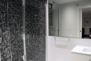 Dusche, Haartrockner, Handtücher, Toilettenpapier