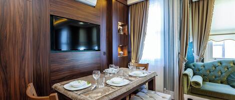 Superior Apartment, 1 Bedroom | Dining