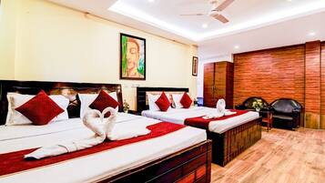 Family Room | Minibar, desk, blackout curtains, soundproofing