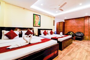 Minibar, escritorio, cortinas opacas y wifi gratis