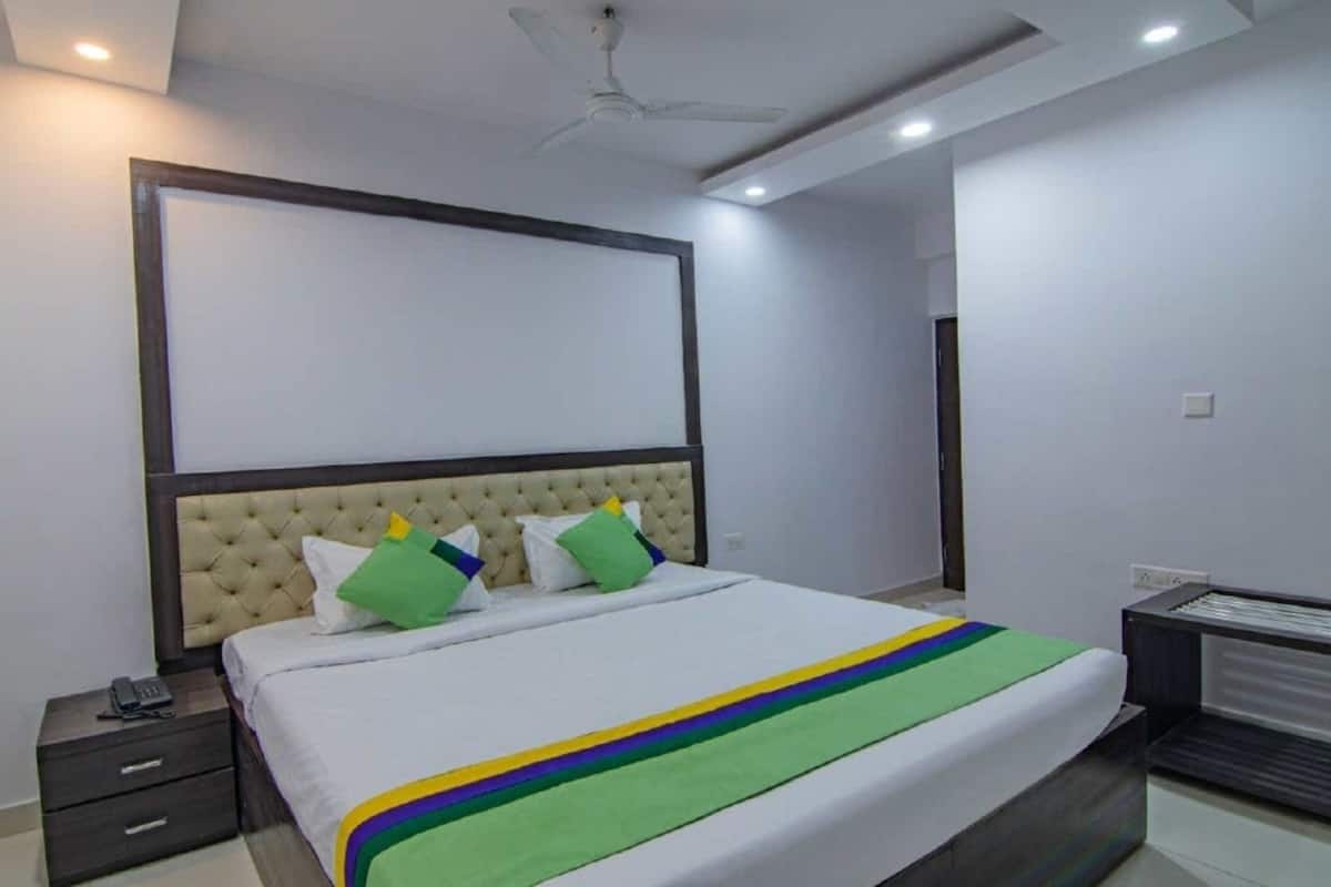 Deluxe Double Room, City View | Minibar, desk, blackout drapes, free WiFi