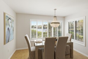 Dining - Cozy 2 Bedroom Townhome in Beachwalk at Sandestin Golf and Beach Resort (Miramar Beach)