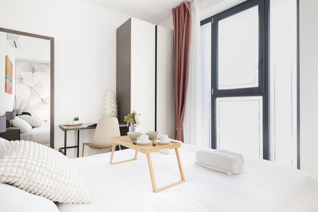 2 chambres, bureau, fer et planche à repasser