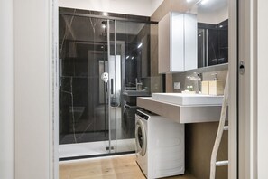 Shower, bidet, towels, shampoo - Easylife - Milano - Elvezia 26 - Sarpi (Milano)