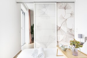 2 habitaciones, escritorio y tabla de planchar con plancha 