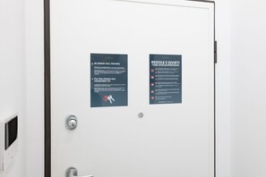 A door with two informational signs. One sign provides check-out instructions, and the other lists rules and prohibitions. - Easylife - Milano - Elvezia 26 - Sarpi (Milano)